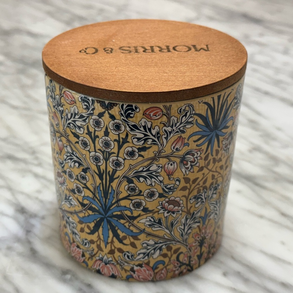 Morris & Co, 15 oz Candle in Ceramic Jar with Wooden Lid, Classic Amber Scent - Picture 3 of 6
